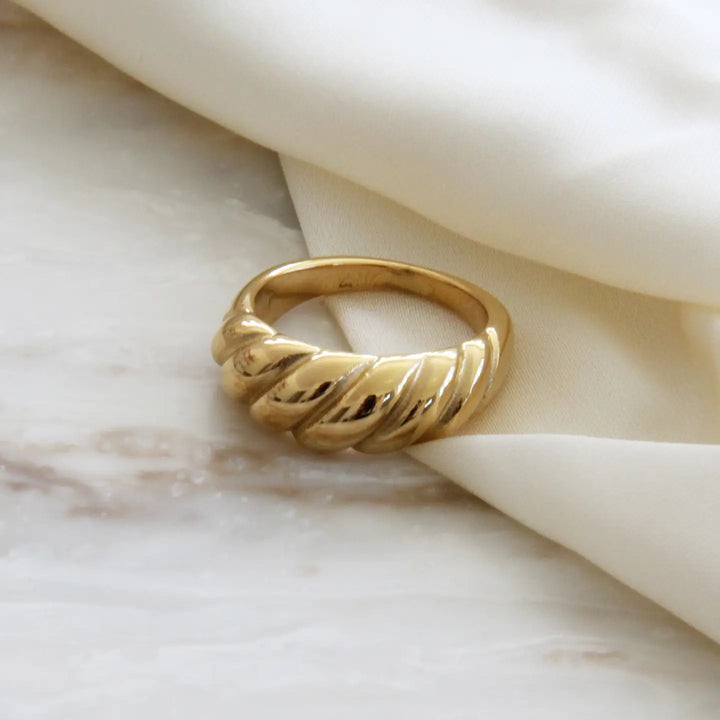 Croissant Ring - Gold