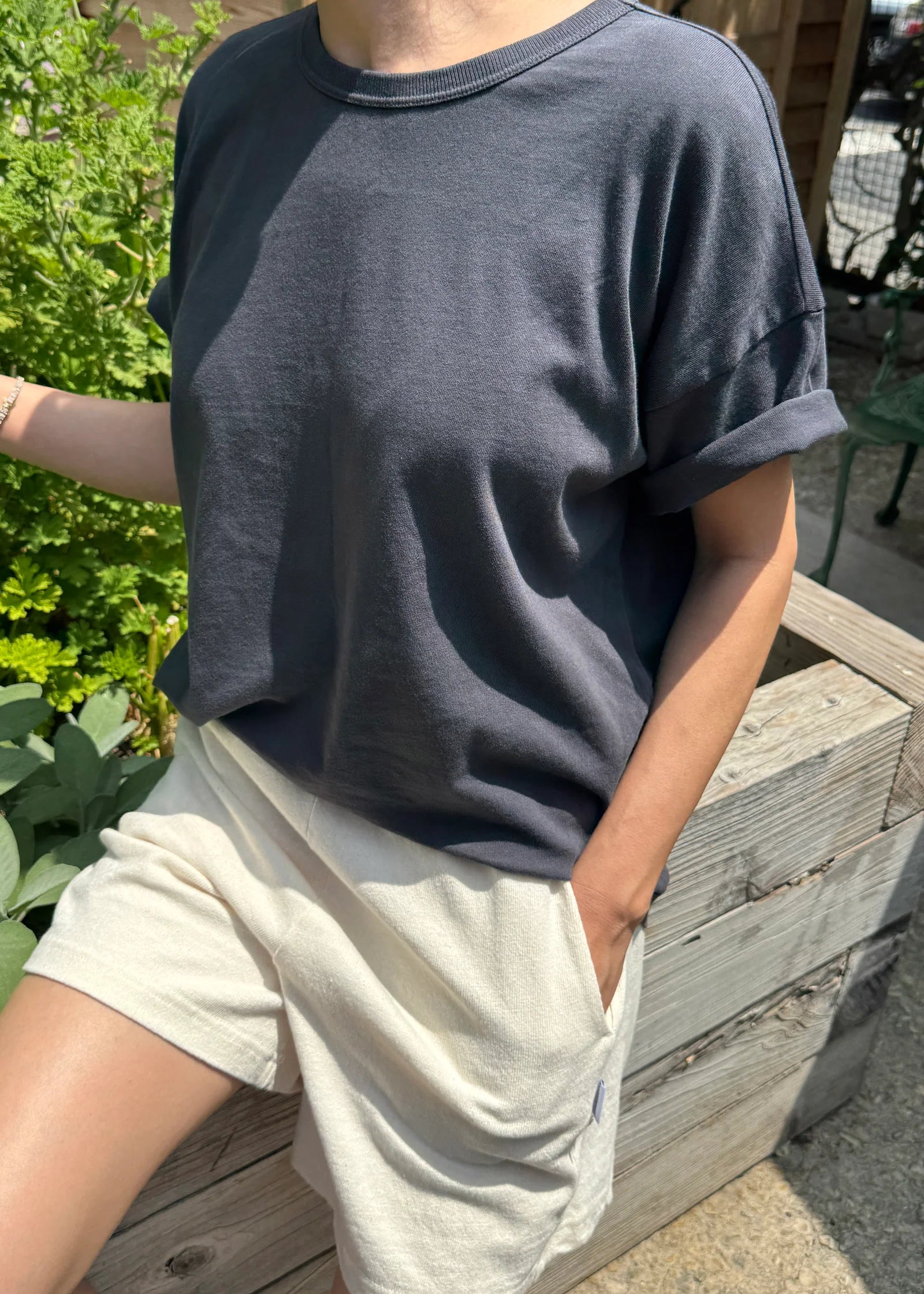 Her Tee - Carbon