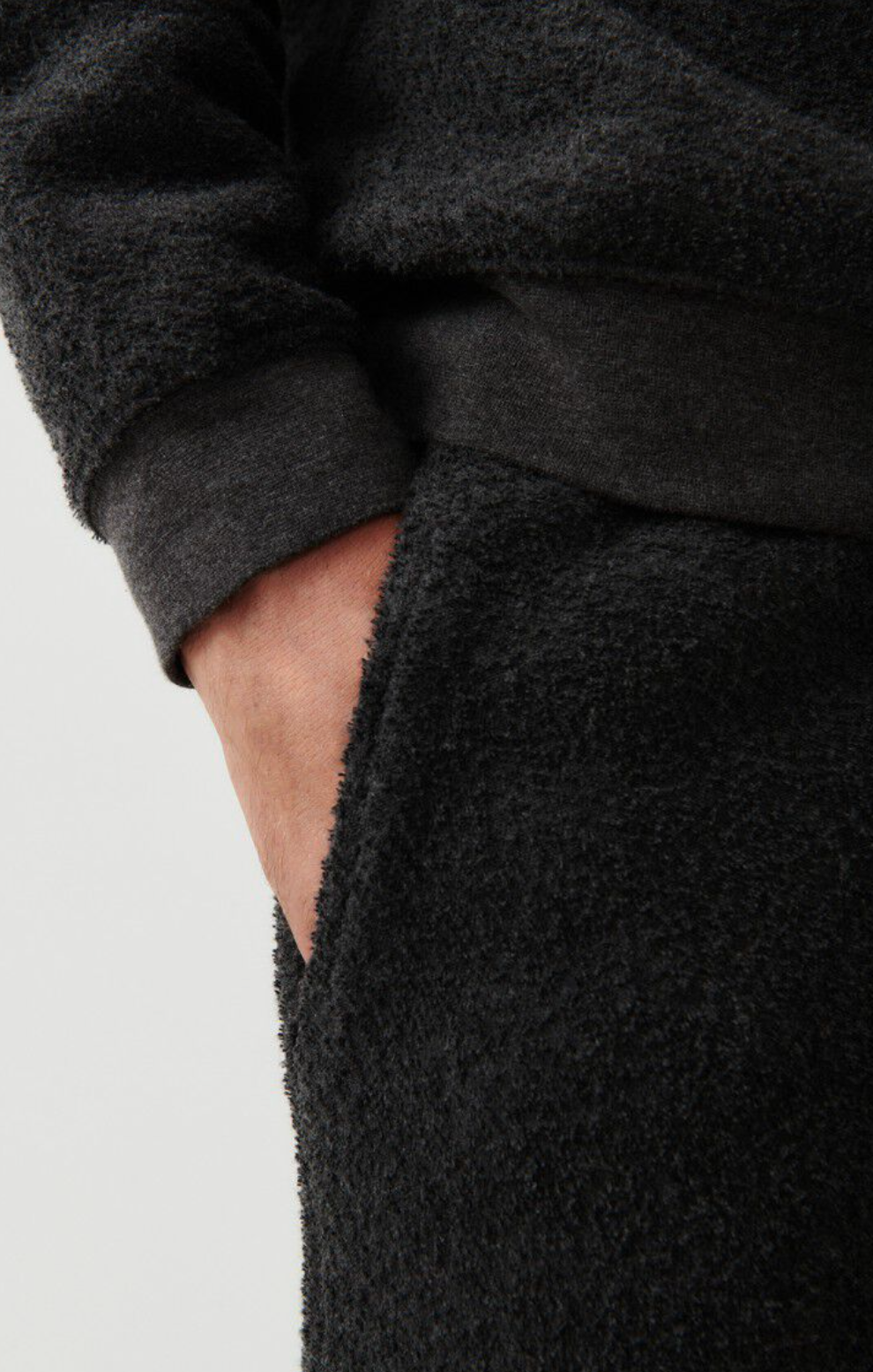 A detail image showing the male models hand in the pocket of the Bobypark Joggers in anthracite
