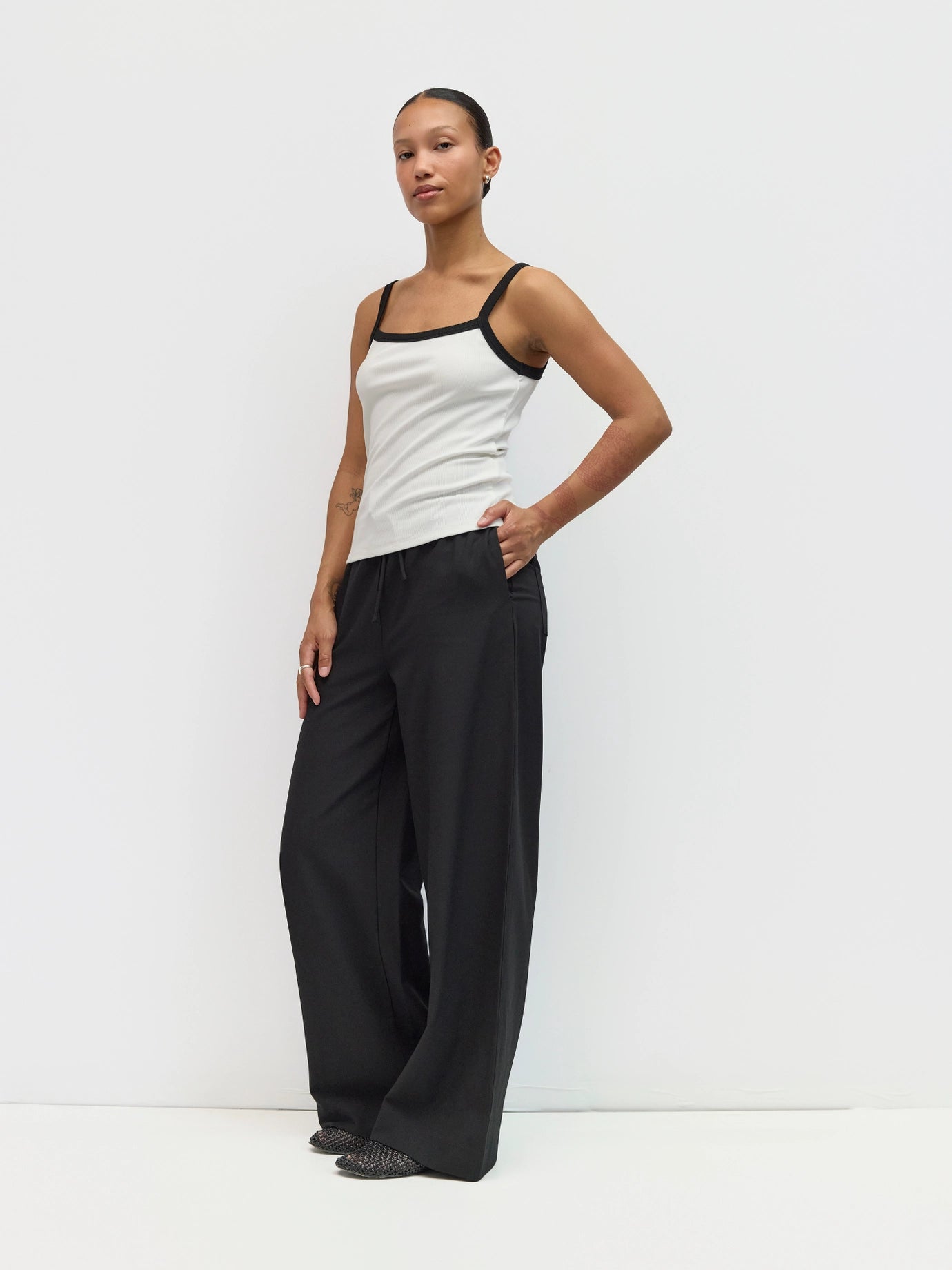 Lheane Tank Top - Black / White